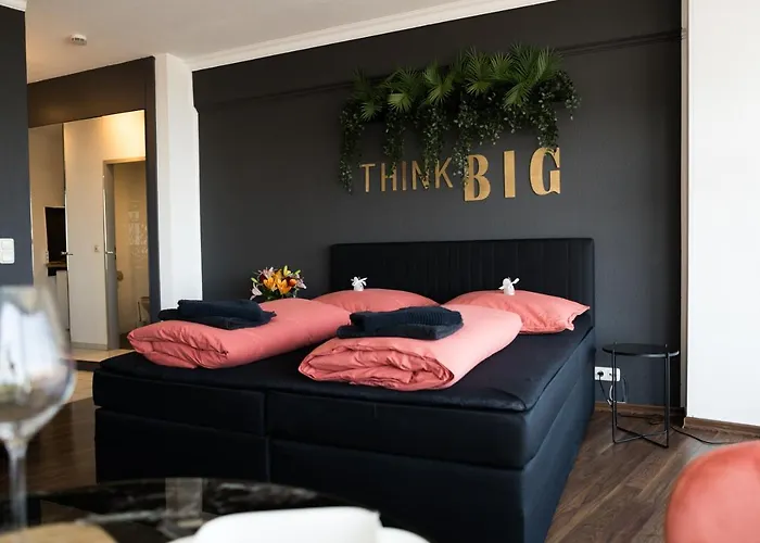 Fresh - 20th Floor - Netflix - Center *